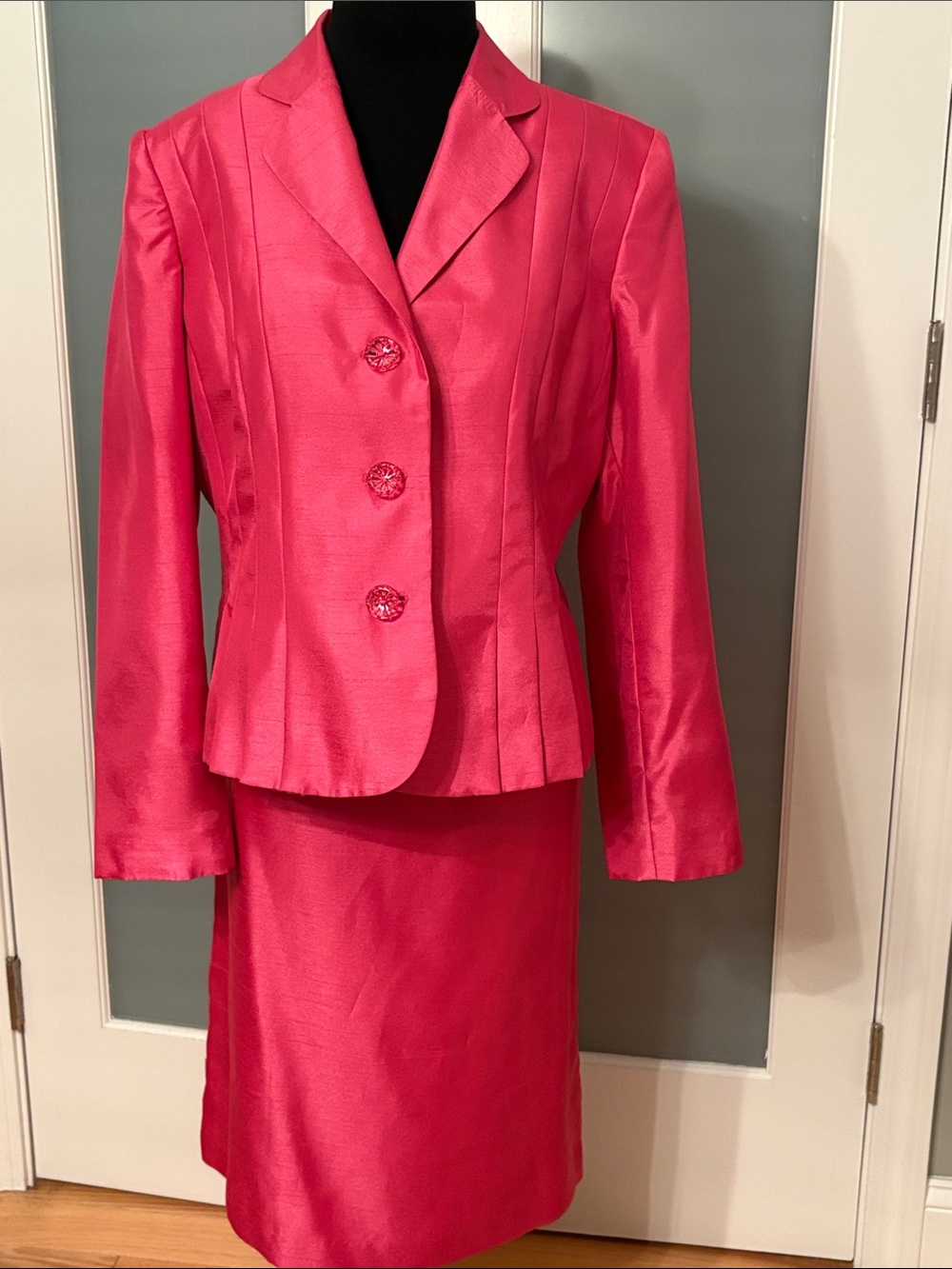 Suit Studio by LeSuit Women's Fuchsia Island Escape 2 piece Skirt Suit Set